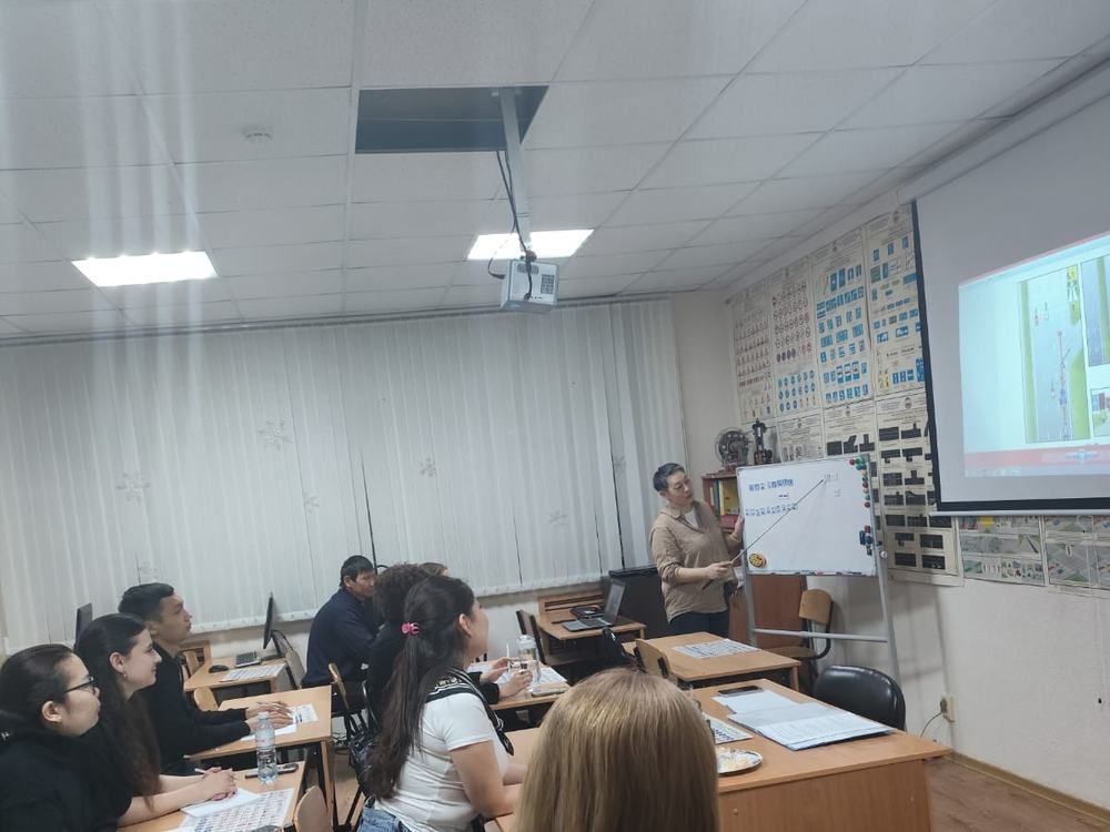 «Профиум» автомектебінің сыныбындағы ЖҚЕ теориясы сабағы