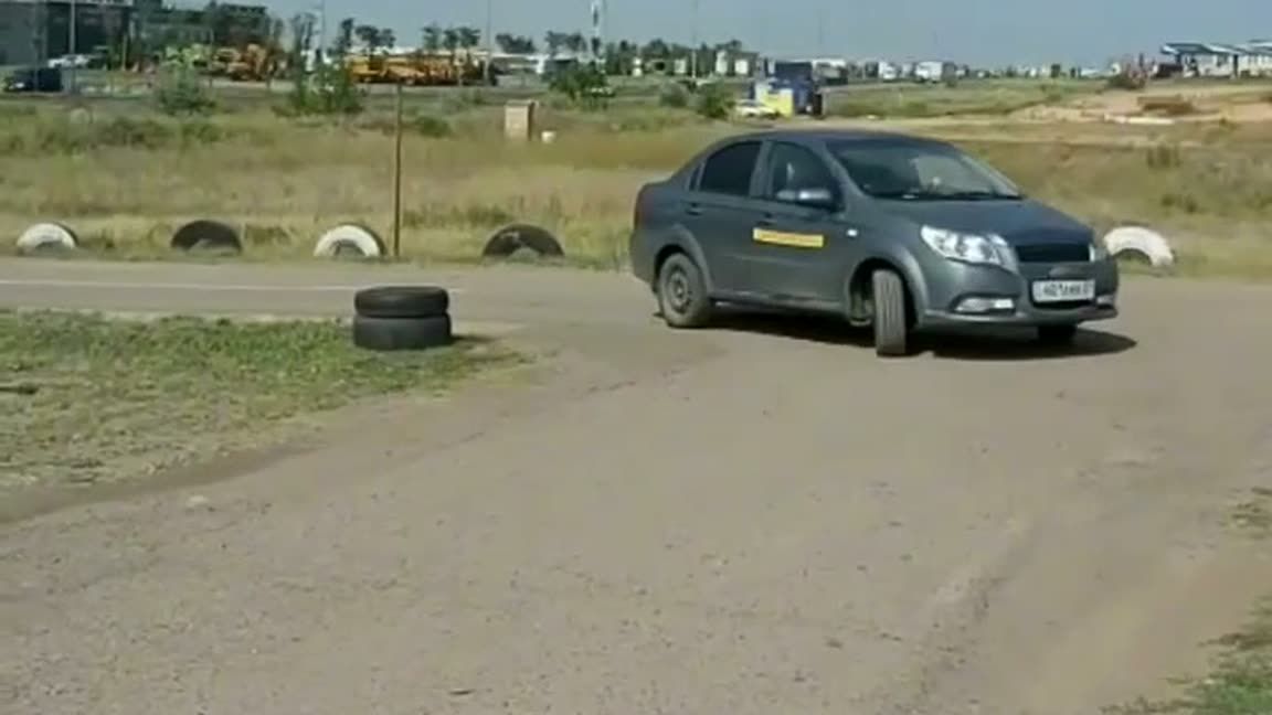 «Профиум» автомектебінің оқу көлігі автодромда