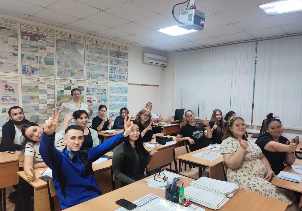 «Профиум» автомектебінің курсанттар тобы емтиханнан кейін
