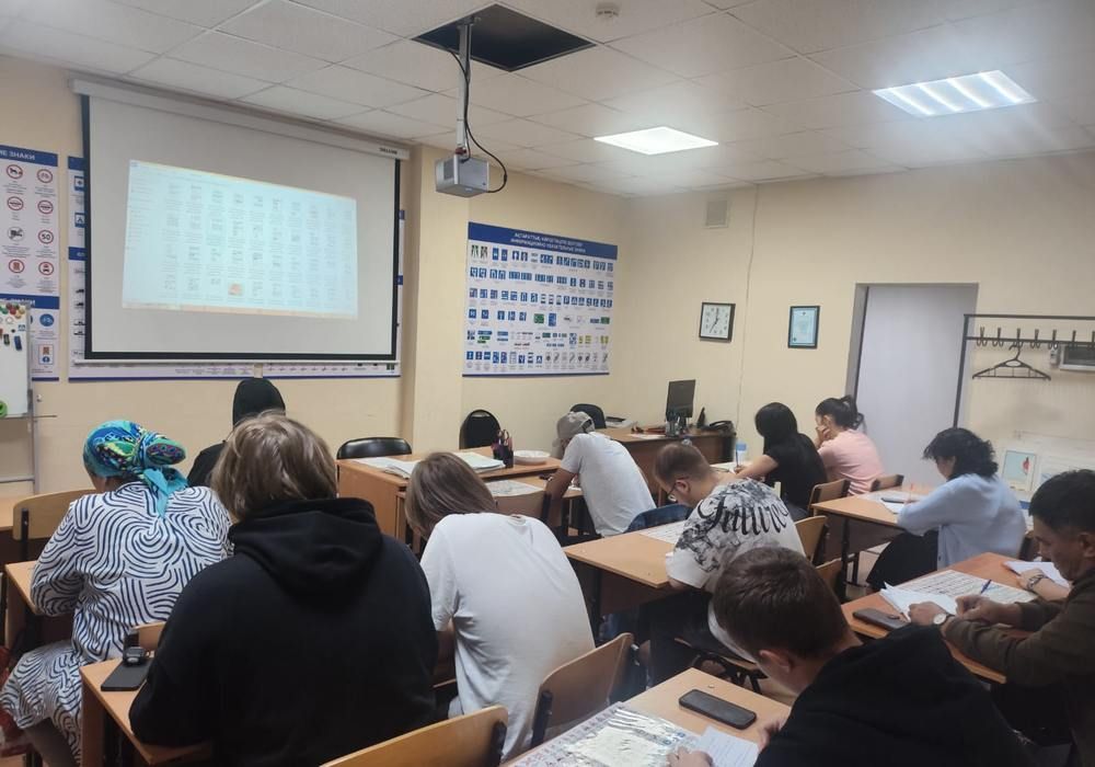 «Профиум» автомектебінің сыныбындағы теория сабағы