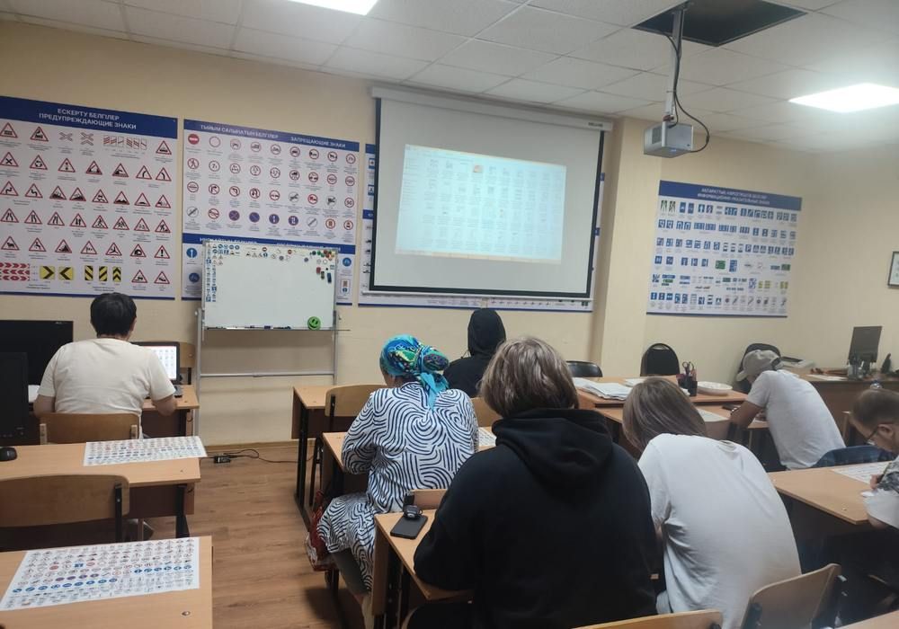 «Профиум» автомектебінің курсанттары сыныптағы сабақта